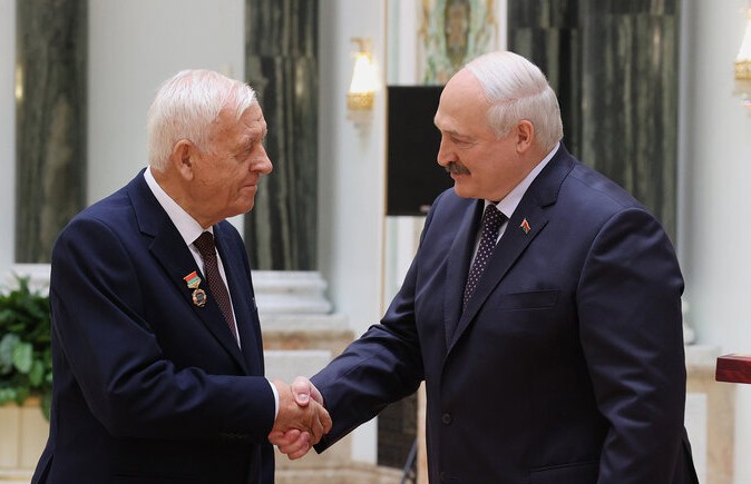 А. Лукашенко вручил госнаграды заслуженным деятелям