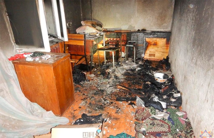 В Могилеве сотрудники МЧС спасли двух пенсионеров из горящей квартиры