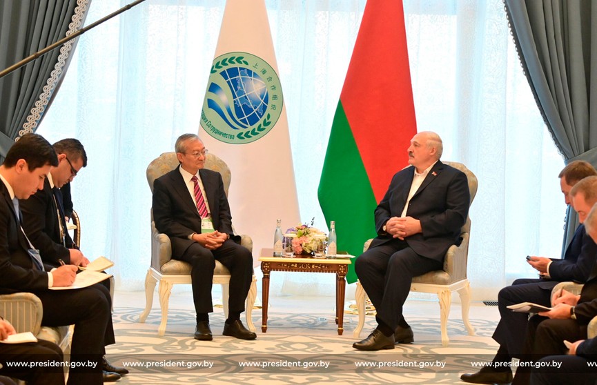 Лукашенко: Беларуси пора стать полноправным членом «шанхайской семьи». Президент прибыл на саммит ШОС в Самарканд