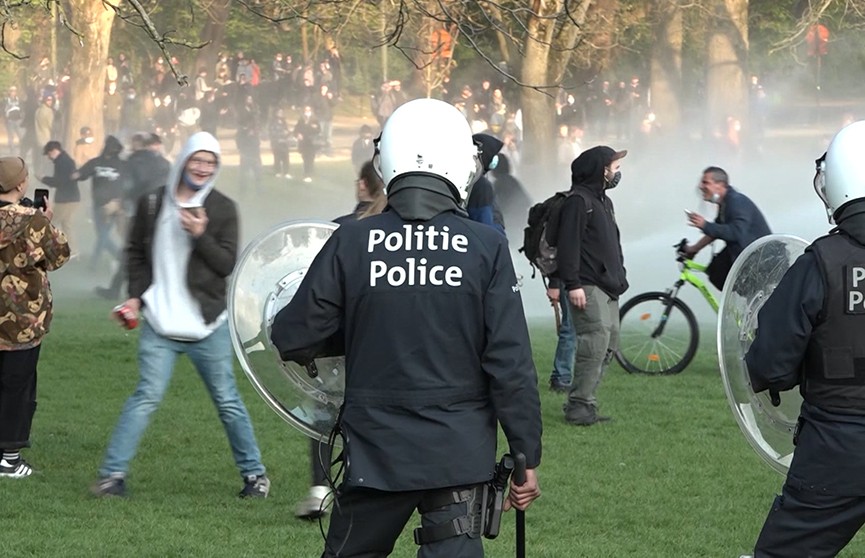 Уличные протесты в первые майские выходные прошли в Европе: дубинки, слезоточивый газ, водомёты