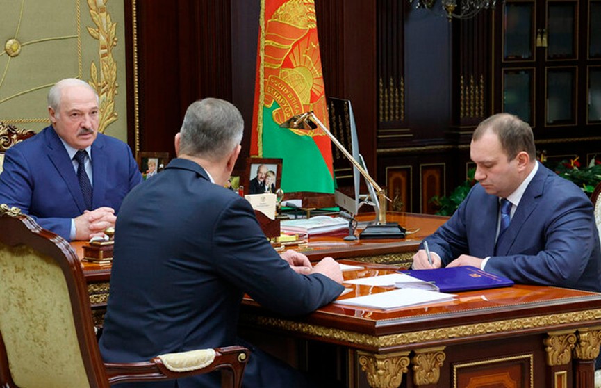 «Нас пытаются расшатать». Лукашенко доложили, на какие показатели выйдет нефтехимия Беларуси в условиях санкций