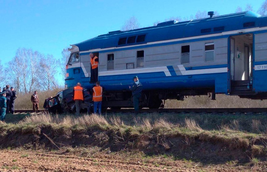Поезд протаранил легковой Volkswagen на переезде под Волковыском