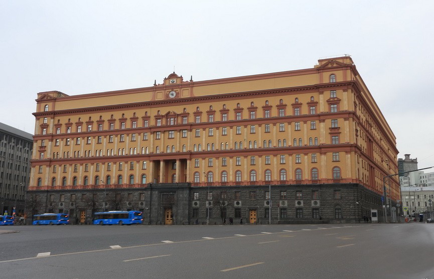 Здание ФСБ в Москве закидали яйцами