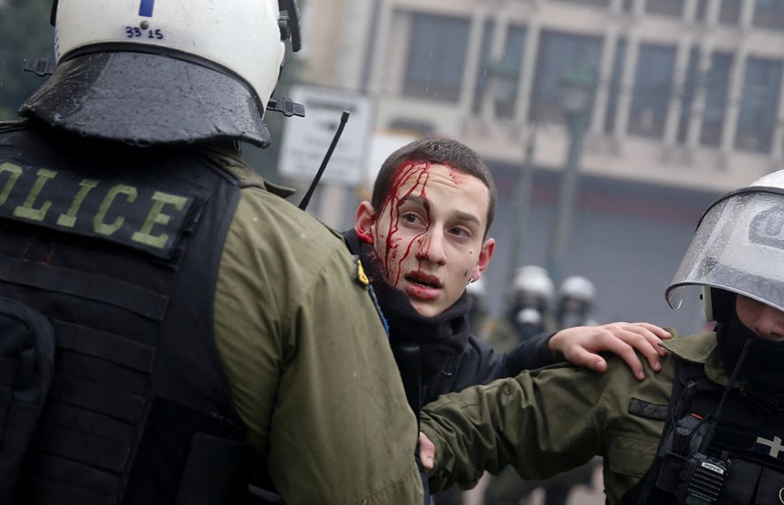 Масштабные стычки протестующих с полицией прошли в Афинах