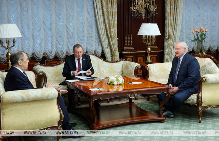 Лукашенко: мы не настолько глупы, чтобы включать в состав не то Беларуси Россию, не то России Беларусь