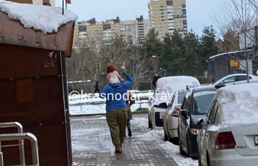 В Краснодаре ребенка вывели зимой на улицу в одном подгузнике