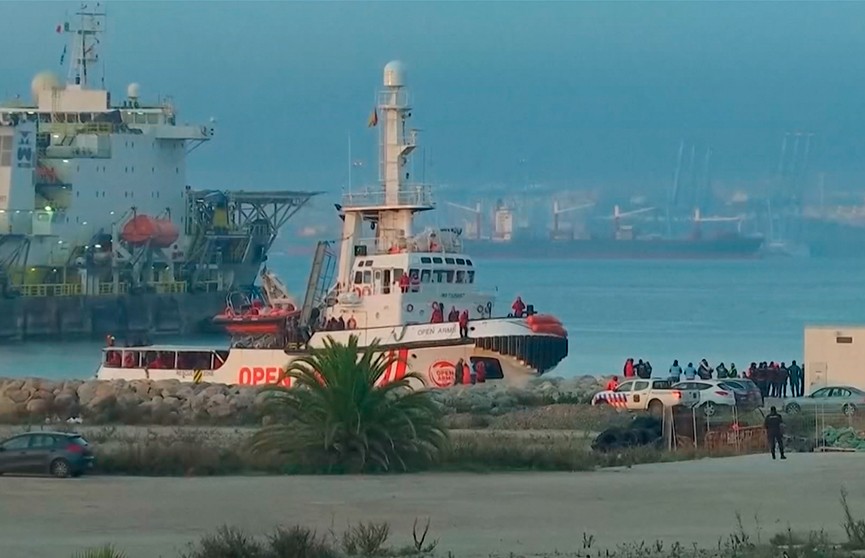 300 мигрантов причалили к берегам Испании