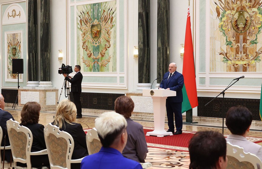А. Лукашенко вручил госнаграды: в списке – 34 человека