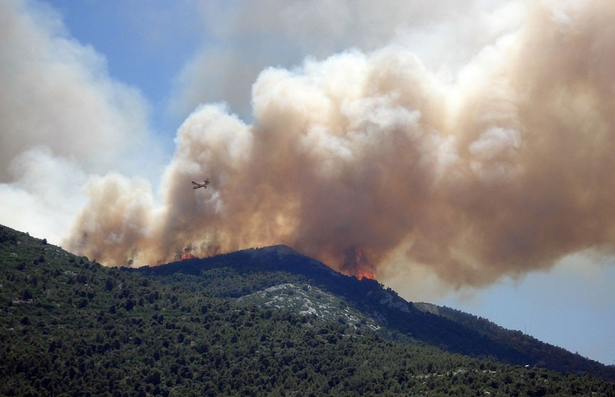 В турецкой Анталье недалеко от отелей горит лес