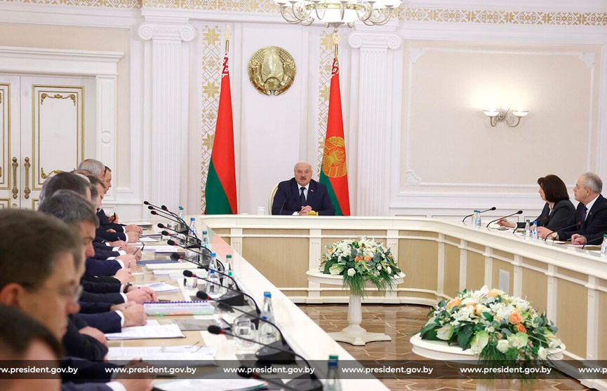 Президент Беларуси: Люди стали больше покупать