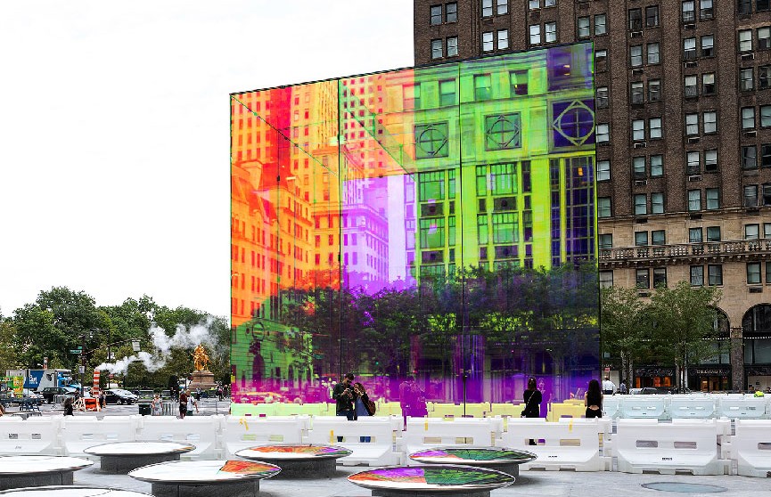Фотофакт: магазин Apple в центре Нью-Йорка окрасился во все цвета радуги
