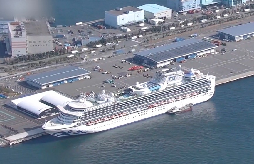 Число зараженных коронавирусом на круизном лайнере в Японии увеличилось до 61 человека