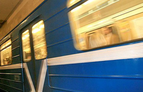 На станции метро "Октябрьская" умер мужчина