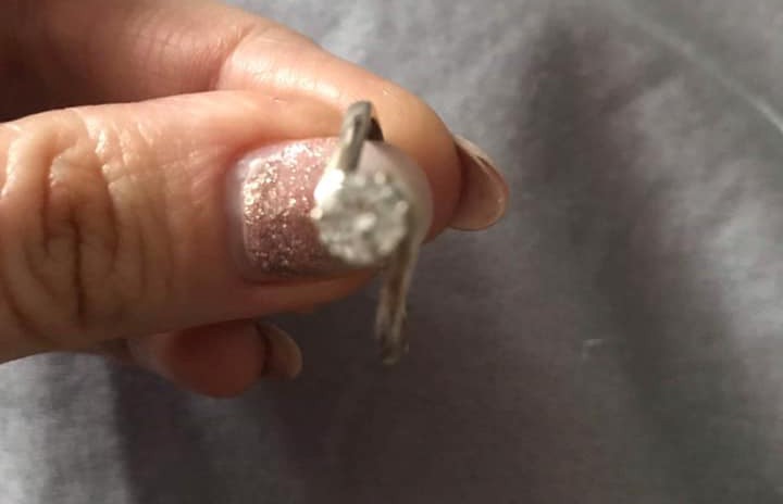 Британка случайно выкинула в мусор дорогое кольцо с бриллиантом