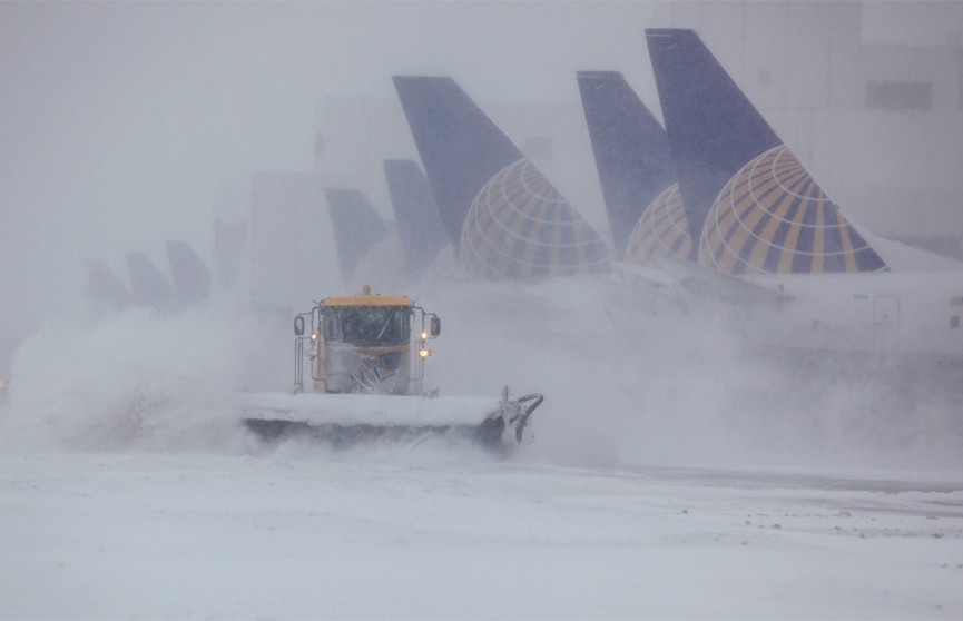 Весна по-американски: более тысячи рейсов отменены в Чикаго из-за снежной бури