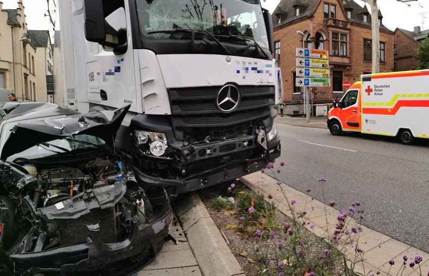В Германии угнанный грузовик протаранил припаркованные машины