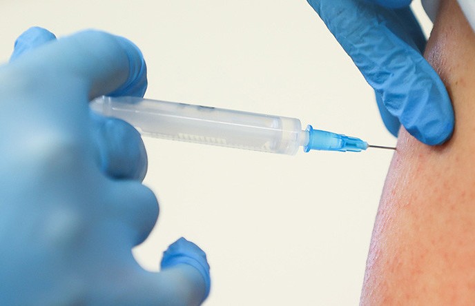 «Однозначно, и это доказано – после прививки заболевание протекает значительно легче». Ответы на популярные вопросы о вакцинации от COVID-19