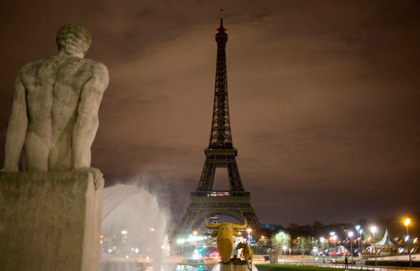 На Эйфелевой башне погасили огни в память о жертвах теракта в центре Страсбурга