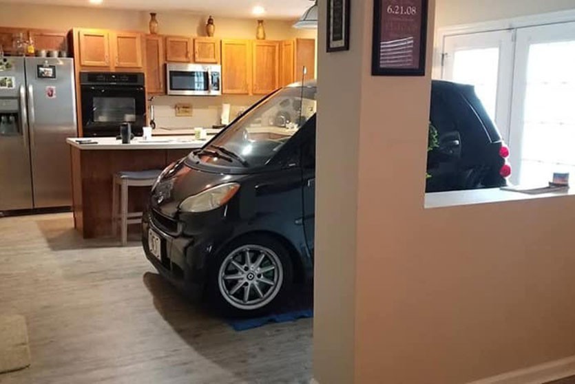 Житель Флориды укрыл своё авто от урагана «Дориан» на кухне