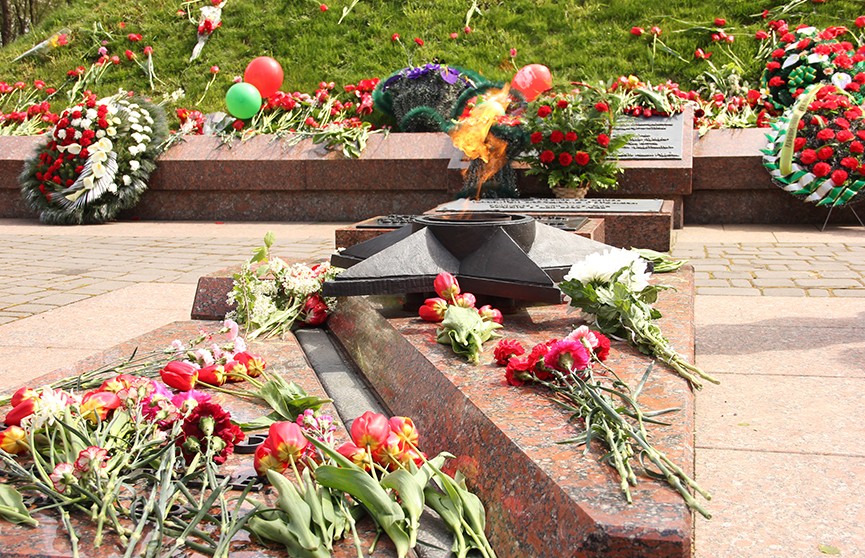 Жители Киева несут цветы к Вечному огню, несмотря на перенос Дня Победы