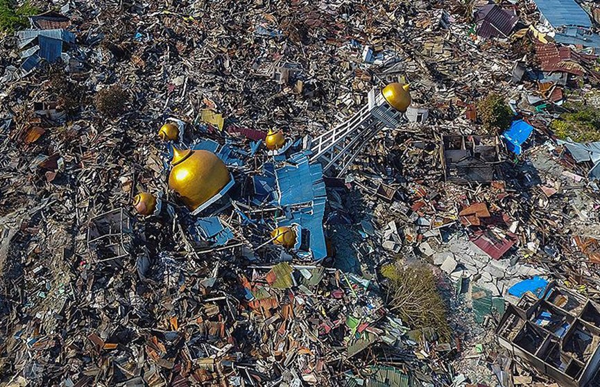 Тела 35 школьников нашли под завалами храма после землетрясения и цунами в Индонезии