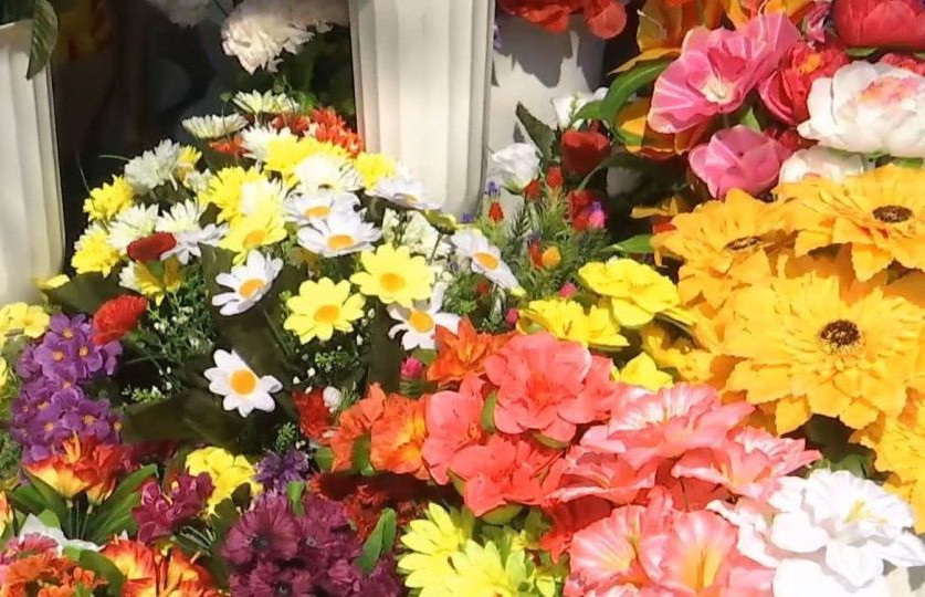 Откажитесь от пластиковых цветов на кладбище: Минприроды обращается к белорусам