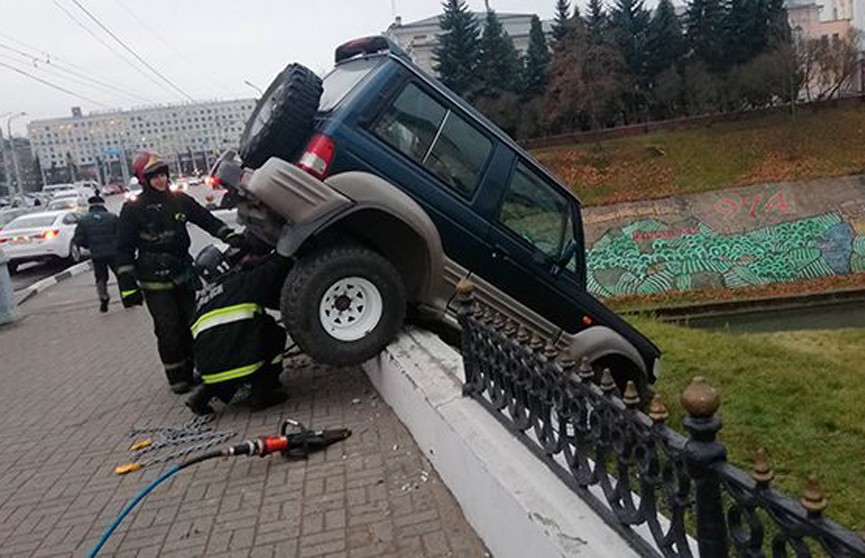 ДТП в Витебске: джип повис на ограждении возле реки