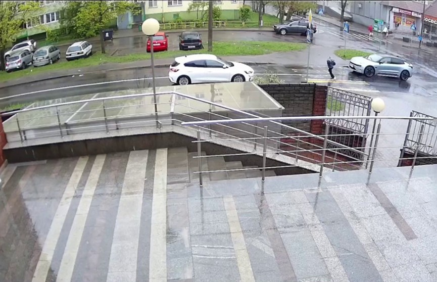 В Минске ребенок попал под колеса автомобиля на пешеходном переходе