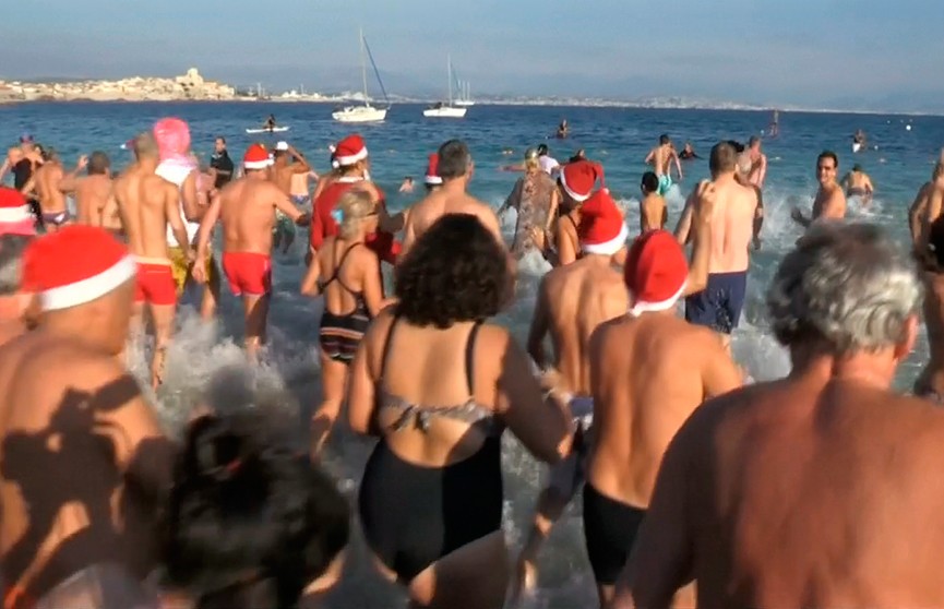 Сотни людей в шляпах Санты устроили новогодний заплыв во Франции