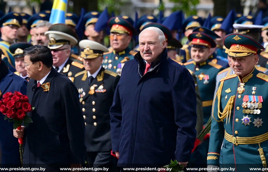 Bild: Шпиц Лукашенко стал отвлекающим маневром на параде Победы в Москве