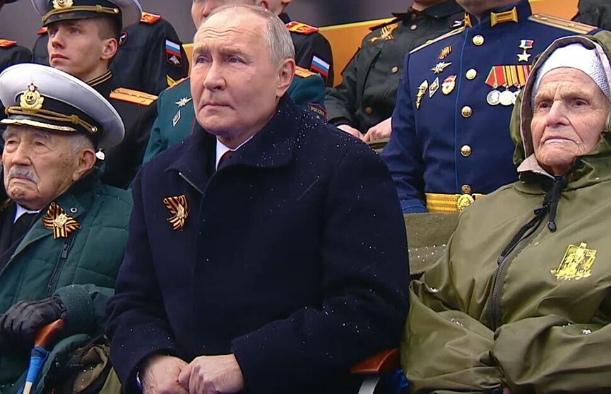 Рядом с Путиным смотрят парад ветераны, защищавшие Москву и Сталинград