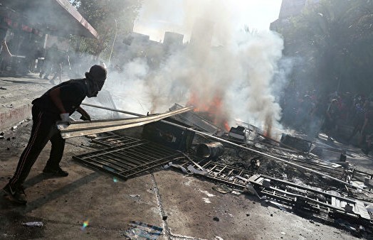 В центре Сантьяго загорелось несколько зданий