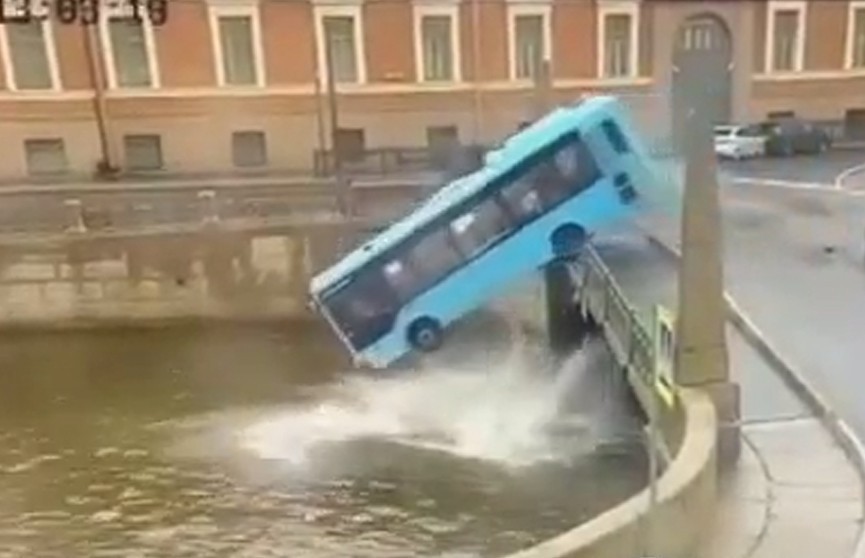 Водителя упавшего в реку автобуса в Петербурге арестовали на два месяца