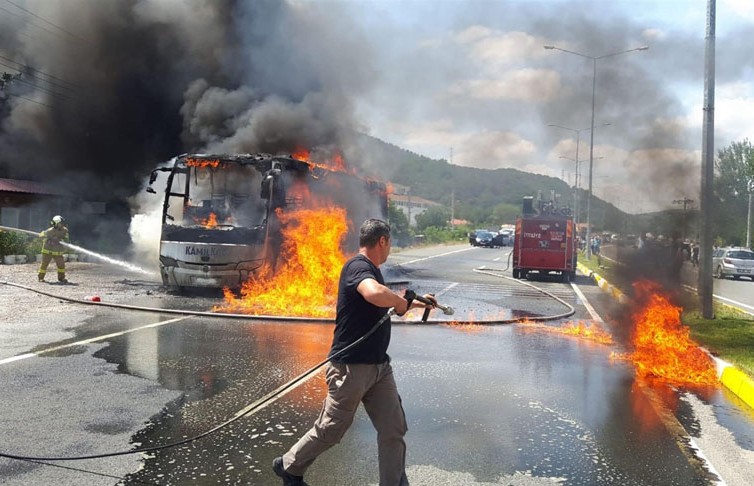 Пассажирский автобус загорелся в Турции: пять человек погибли