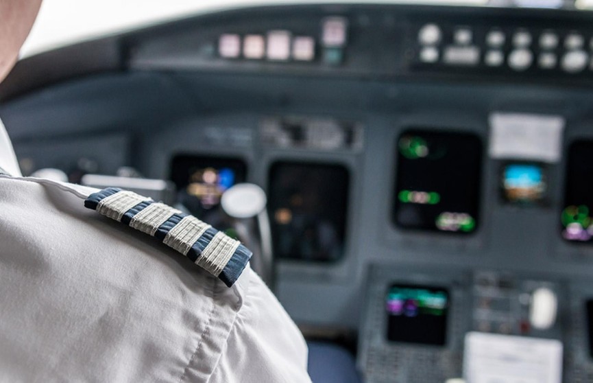 Китайскому пилоту запретили летать из-за селфи пассажира в кабине самолета
