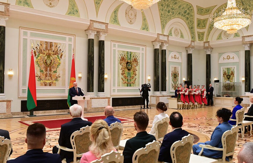 Не только белорусам. Александр Лукашенко вручил высокие награды гражданам России