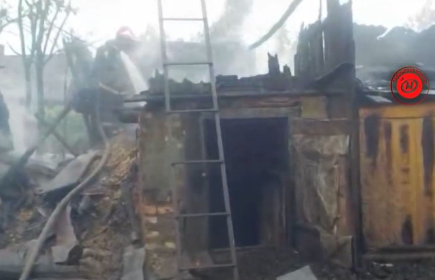 Загадочным образом  загорелись хозпостройки в Бобруйском районе