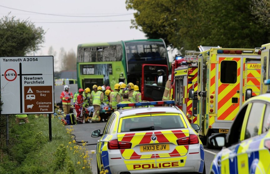 Десятки человек пострадали в массовом ДТП с автобусом в Англии