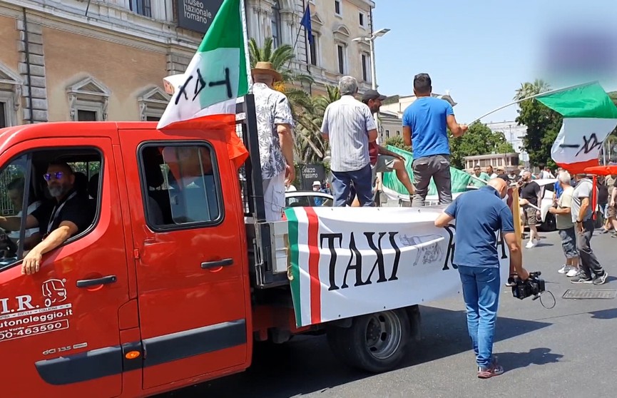 В Италии началась массовая забастовка таксистов