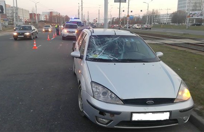 Легковушка сбила двух пешеходов в Витебске