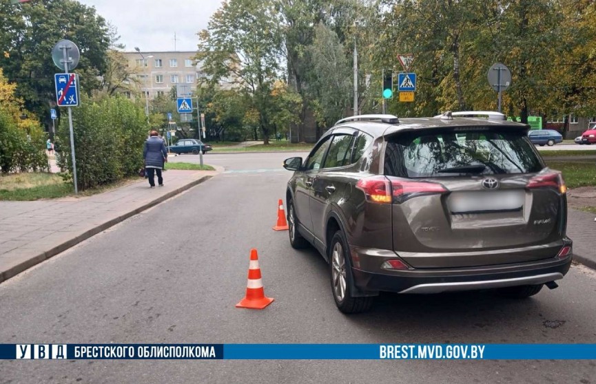 50-летняя водитель совершила наезд на 12-летнего мальчика, выбежавшего на проезжую часть в Бресте