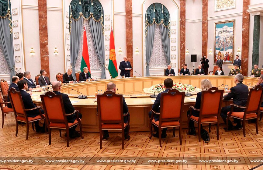 Лукашенко вручил дипломы доктора наук и аттестаты профессора научным и научно-педагогическим работникам