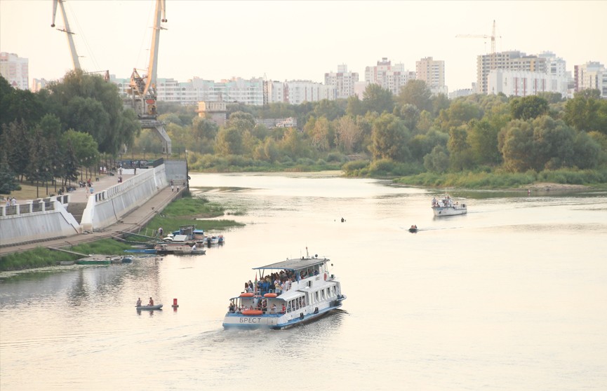 В Гомеле парень и девушка едва не утонули, катаясь на теплоходе