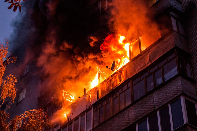 Мужчина получил ожоги во время тушения пожара в своей квартире в Петрикове