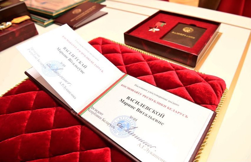 Высокие награды Родины участникам и организаторам космического полета вручил Александр Лукашенко