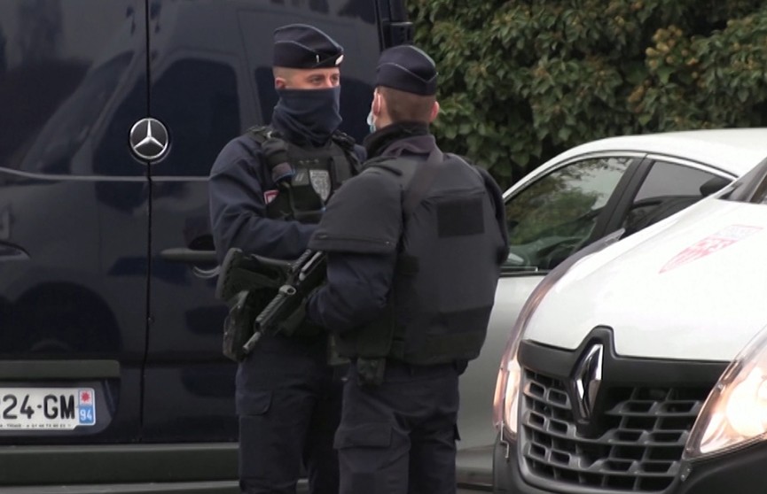 Девять человек взяты под стражу после жестокого убийства учителя под Парижем