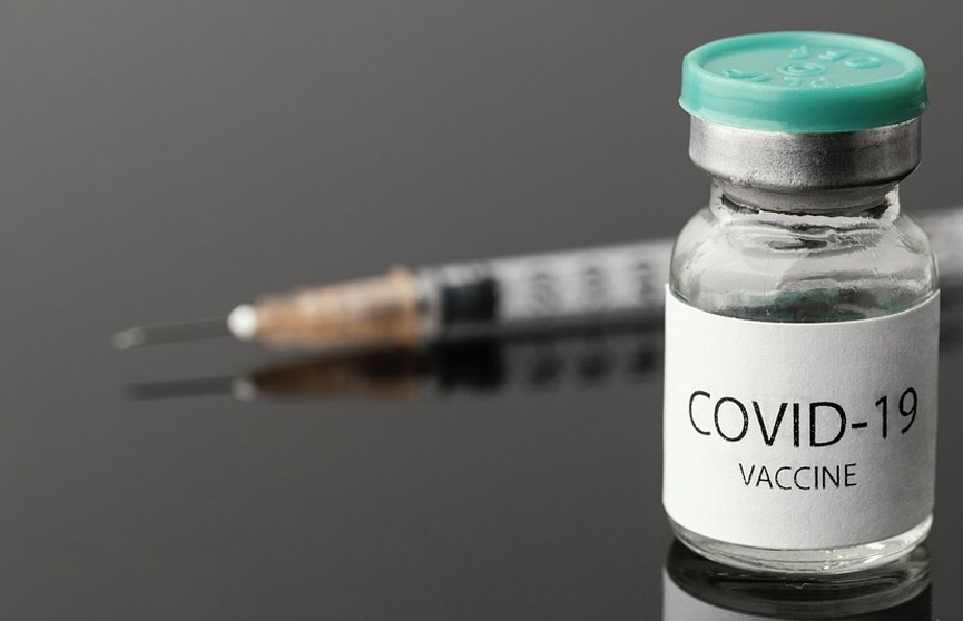 Медсестра в Германии подменила вакцину от COVID-19 физраствором