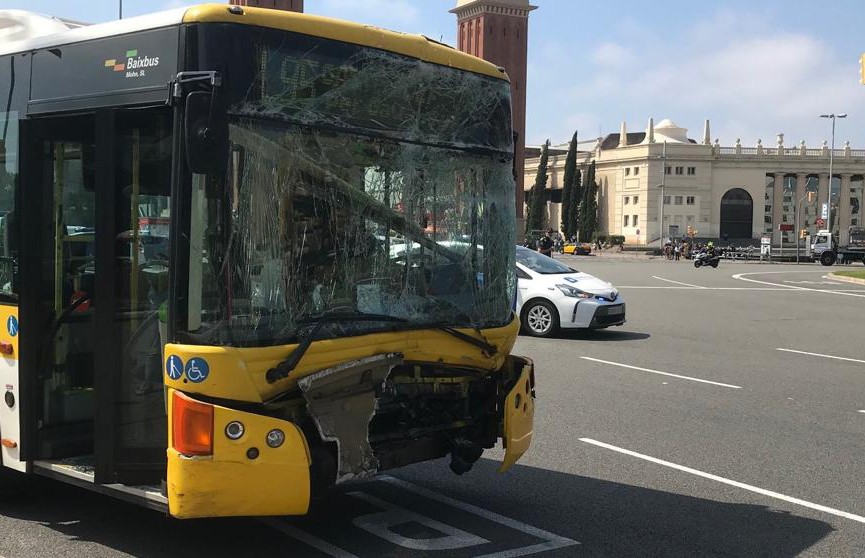 В центре Барселоны столкнулись два автобуса и мотоцикл, 20 человек пострадали