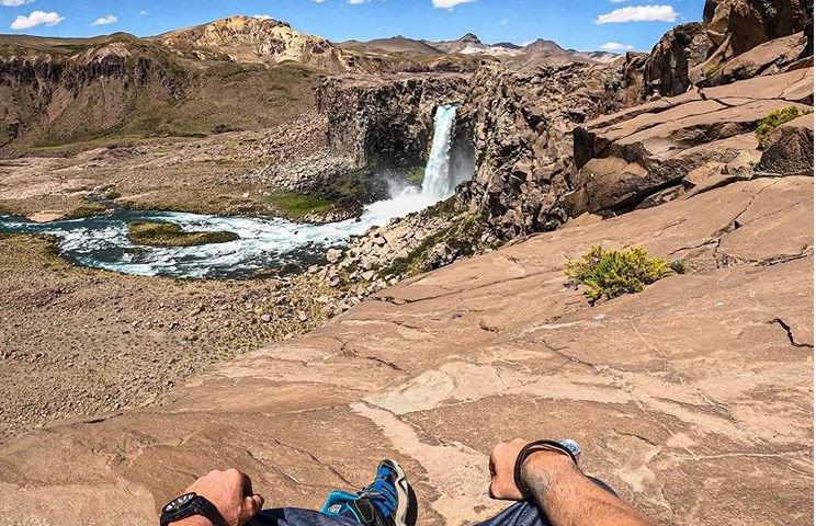 Безумный трюк: американец спустился с 40-метрового водопада (ВИДЕО)