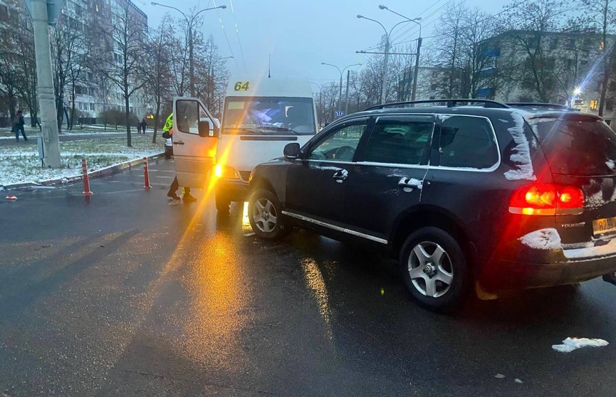 Маршрутка попала в ДТП на Асаналиева в Минске